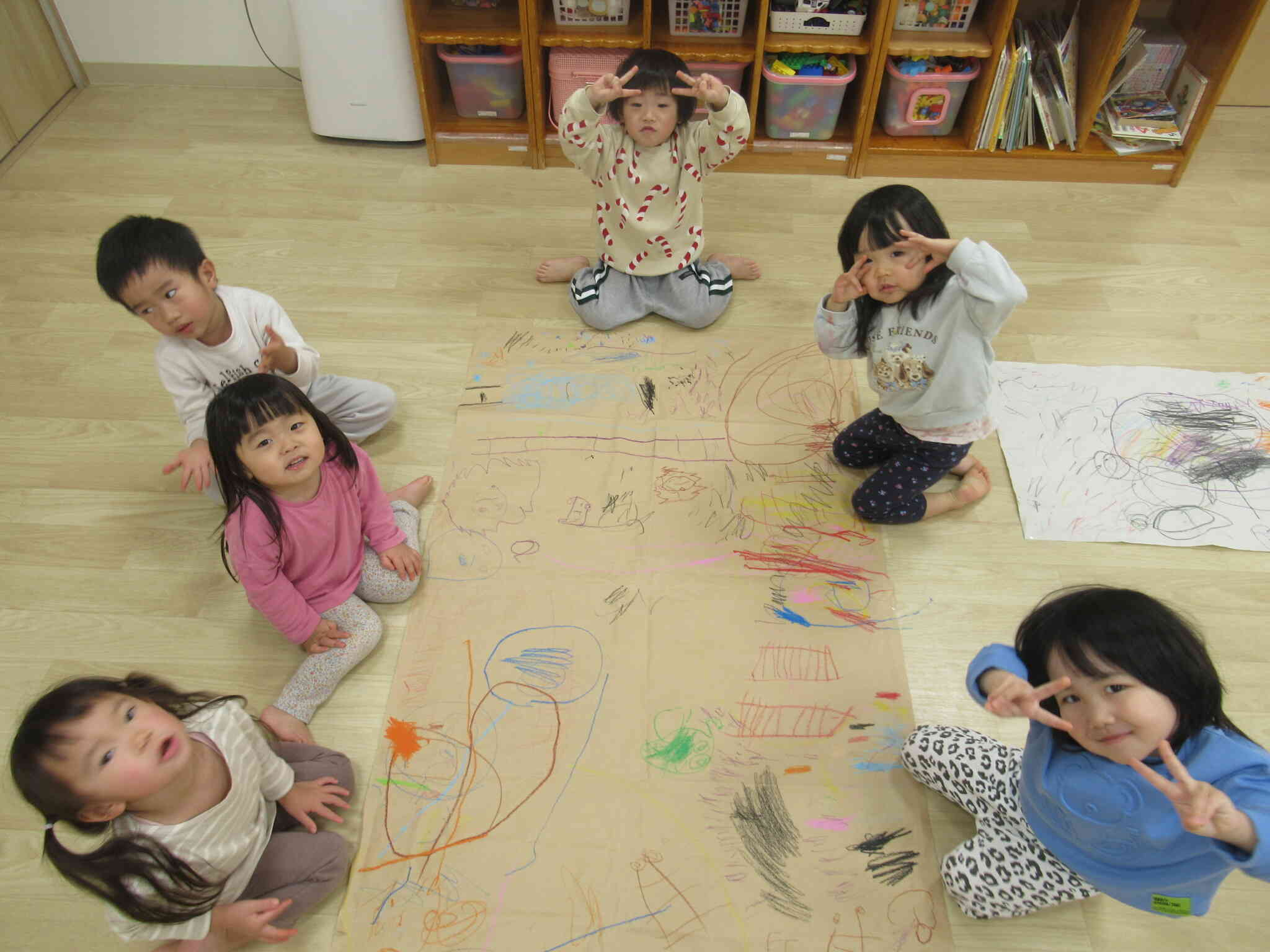 みんなでお絵描きしたよ！（2歳児うさぎ組）｜ニチイキッズ柏原保育園